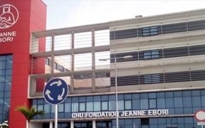 Une jeune mère de 23 ans séquestrée avec son nouveau-né à l’hôpital Jeanne Ebori pour 700 000 FCFA !