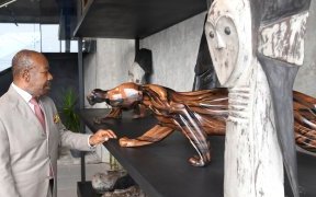 Ali Bongo visite le nouveau showroom «&nbsp;Akiba Wood Furniture&nbsp;» à Akanda