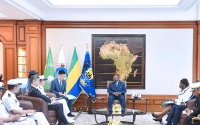 Ali Bongo échange avec une délégation conduite par le commandant en chef de la Marine chinoise