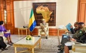 Brice Clotaire Oligui Nguema échange avec les ministres du Travail et du Commerce