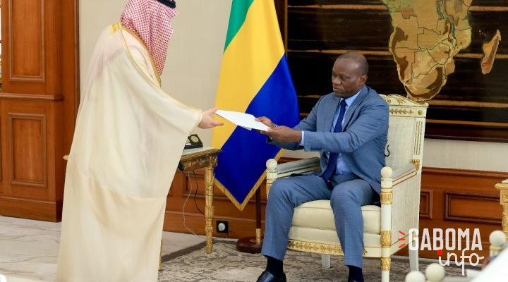 Brice Clotaire Oligui Nguema s’entretient avec l’ambassadeur d’Arabie Saoudite